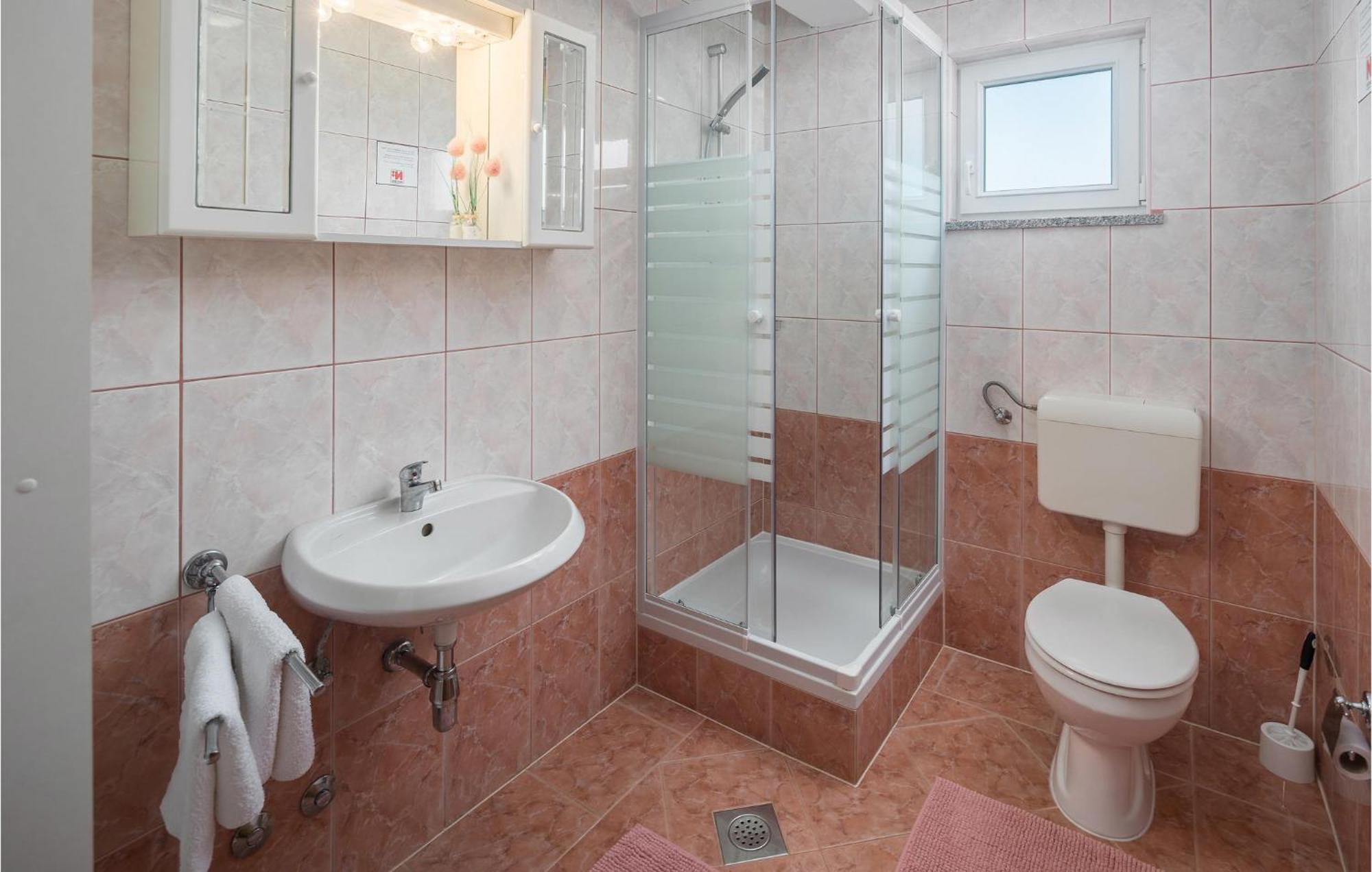 1 Bedroom Beautiful Apartment In Poreč Eksteriør billede