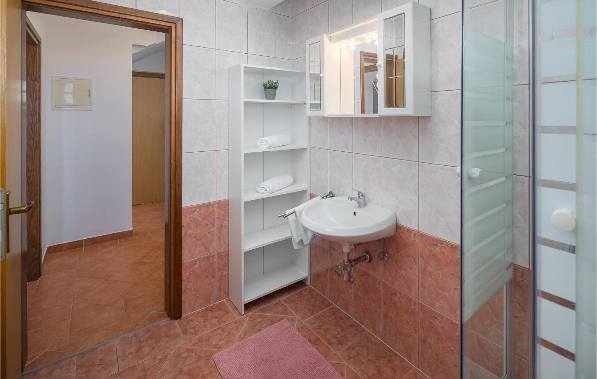 1 Bedroom Beautiful Apartment In Poreč Eksteriør billede