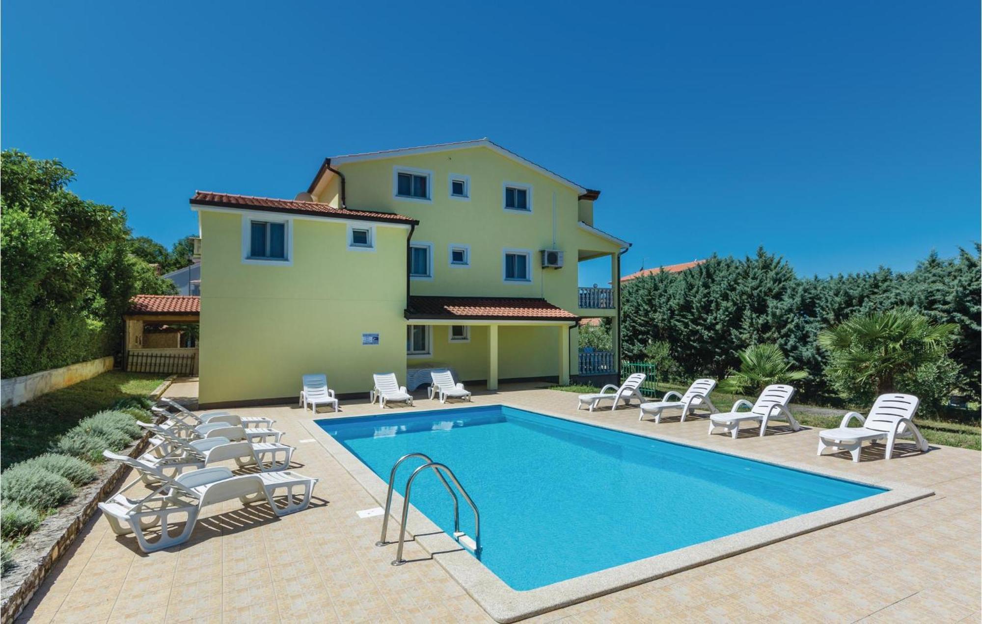 1 Bedroom Beautiful Apartment In Poreč Eksteriør billede
